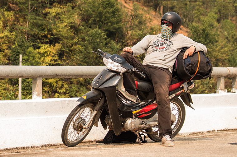 Řídit ve Vietnamu bez roušky nebo šátku je stejné, jako se vydat do plynové komory bez masky.