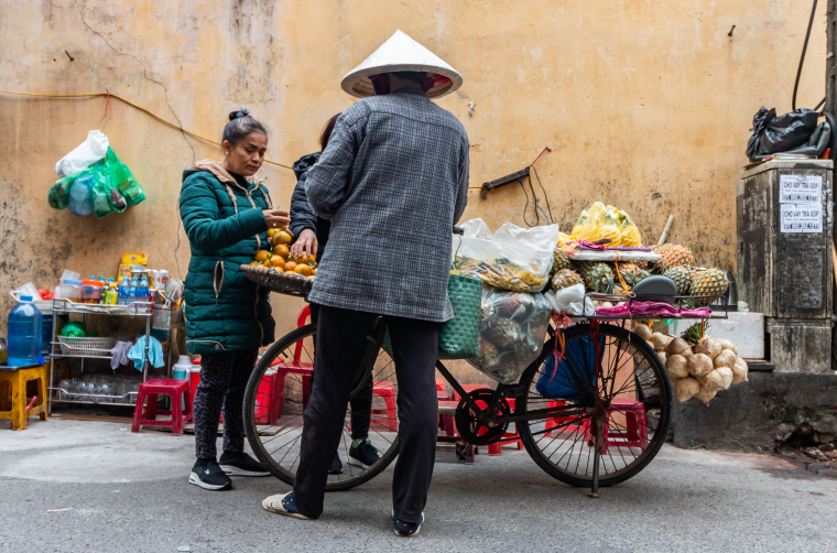 Hanoj – To nejčerstvější ovoce nekoupíte v supermarketu, ale na trhu nebo z pojízdného vozíku
