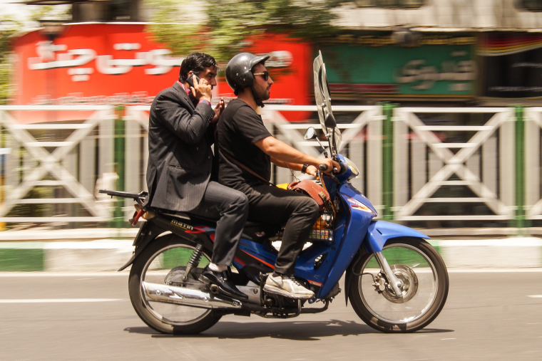 Zuřivými motorkáři se teheránské ulice jen hemží.