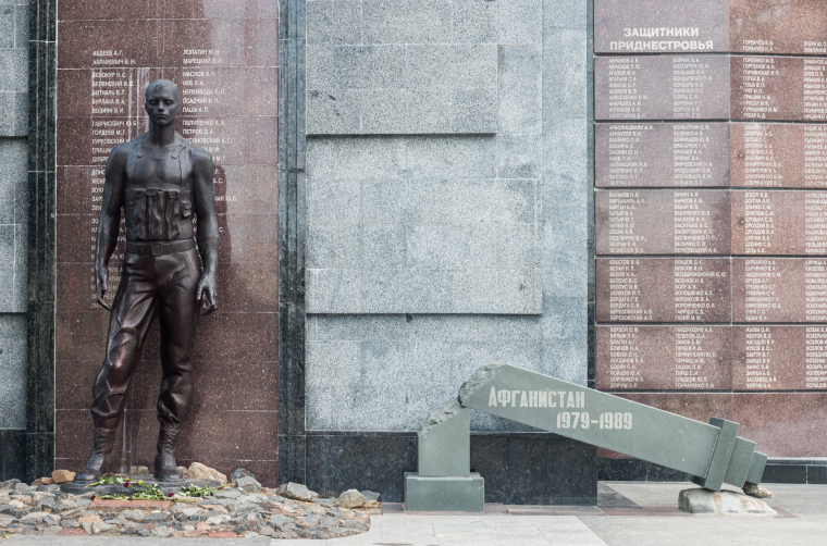 Jedny z mnoha sovětských relikvií jsou třeba dvě leninovy hlavy a památník války v Afghánistánu