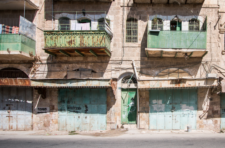 Liduprázdná ulice Šuhada v okupované hebronské zóně H2