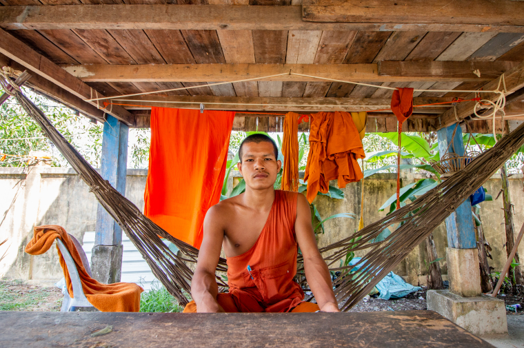 Mniši v Kambodži žijí často v jednoduchých dřevěných chýších
