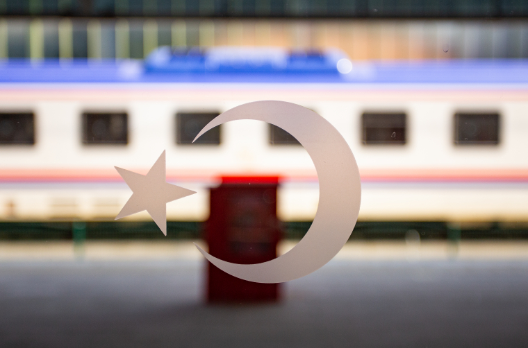 Tradiční půlměsíc zdobí všechna okna tureckých vlaků