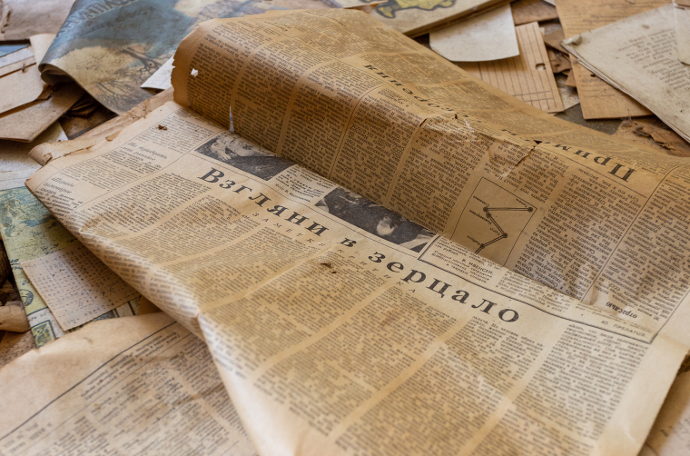 Dobové noviny v jedné z opuštěných budov v Pripjati