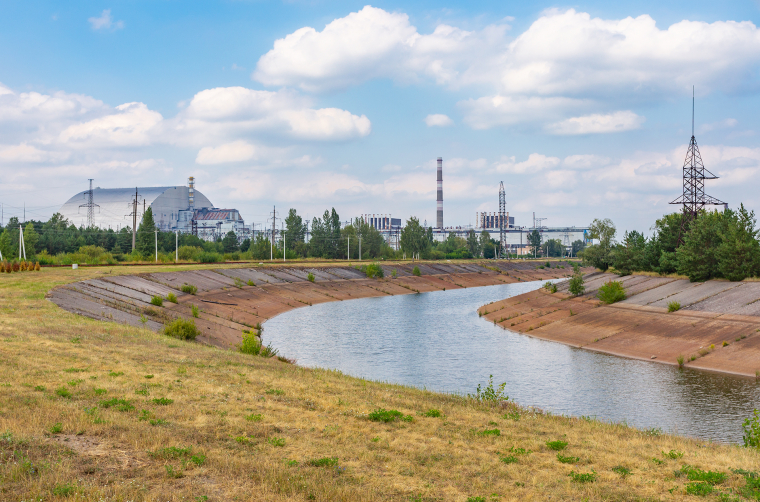 Nový kryt nad čtvrtým reaktorem černobylské jaderné elektrárny