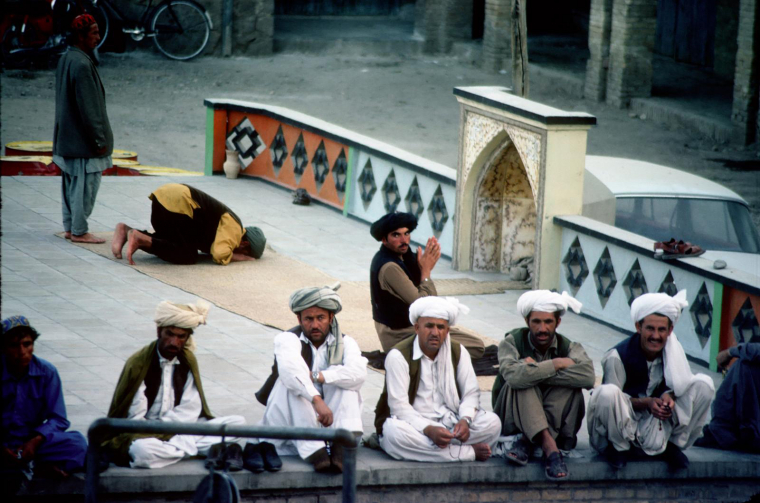 Modlitba někde v Afghánistánu (foto: Bruce Barrett, CC BY-NC-ND 2.0, https://www.flickr.com/photos/juiceybrucey/2191204818/in/album-72057594083950072/)