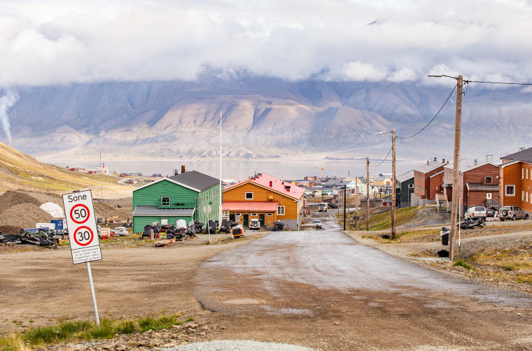 Longyearbyen je největším sídlem Špicberek s 2200 obyvateli