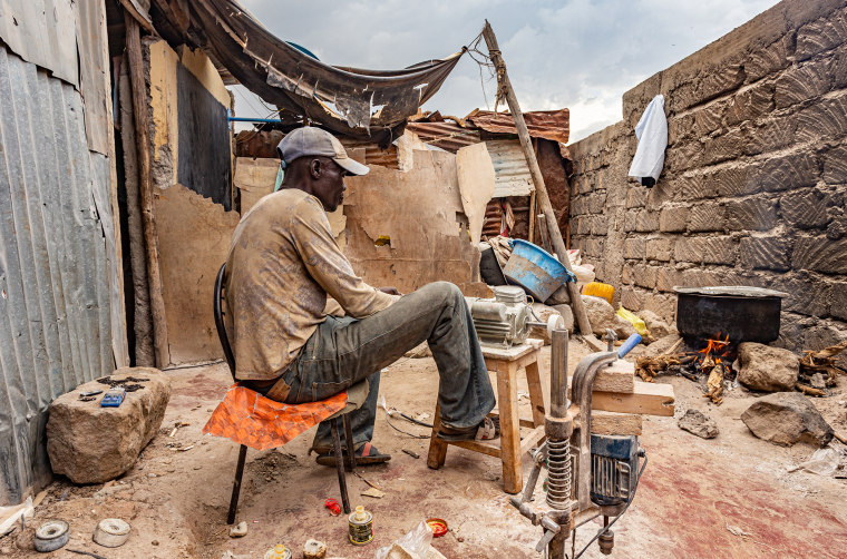 Brusič ve slumu v Kibeře