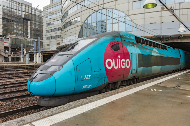 Nízkonákladové TGV Ouigo ve stanici Paris Montparnasse