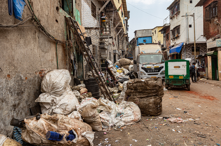 Třídění odpadu v Dharaví