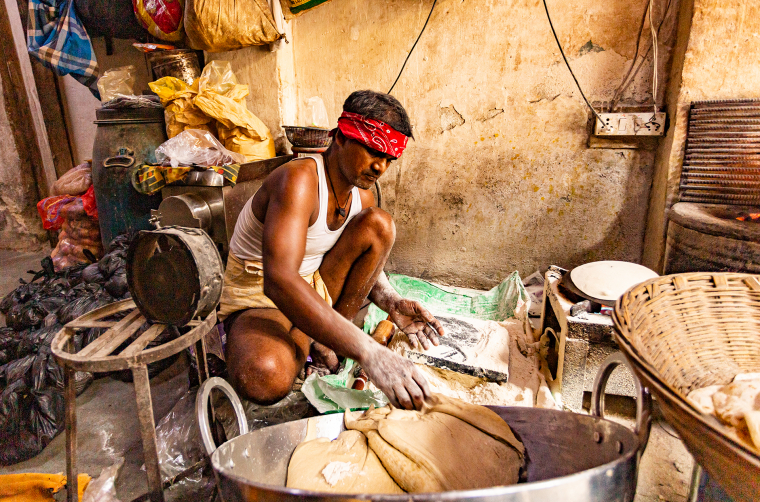 Prodejce placek ve slumu Dharaví