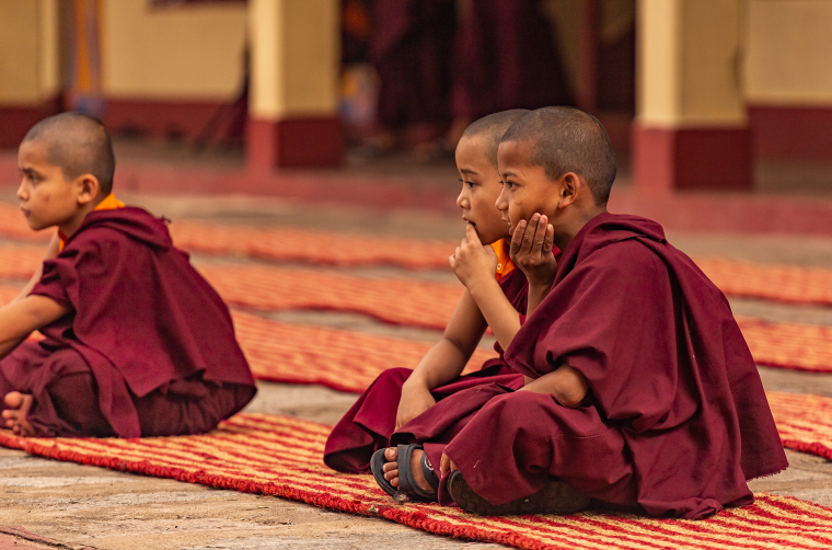Mladí mniši v Bylakuppe čekají na představení