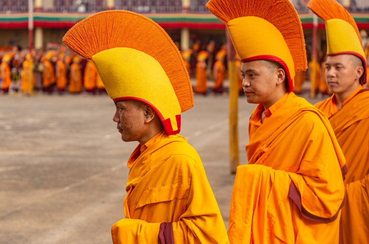 Mniši sekty Gelugpa se vyznačují nošením žlutých miter, přísným dodržováním mnišských pravidel a důkladným znalostem nauky