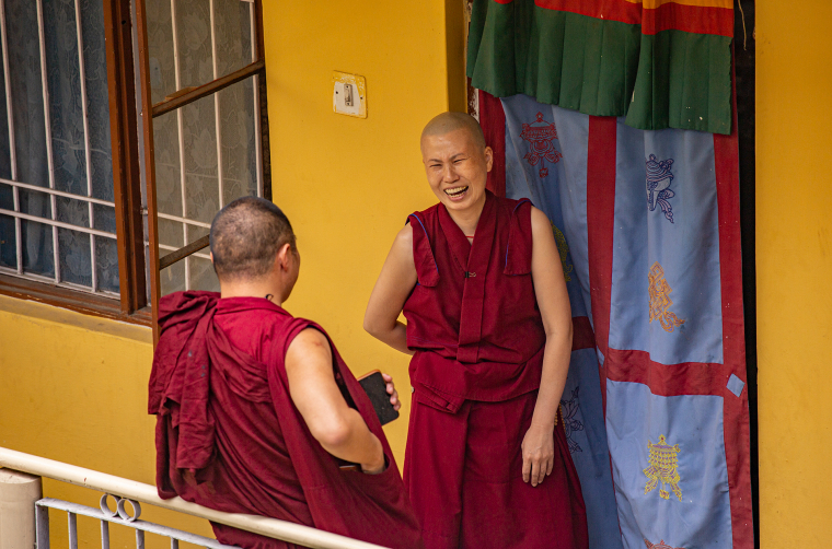 Tibetští mniši ve vášnivé diskusi v ubytovně komplexu Tsuglagkhang