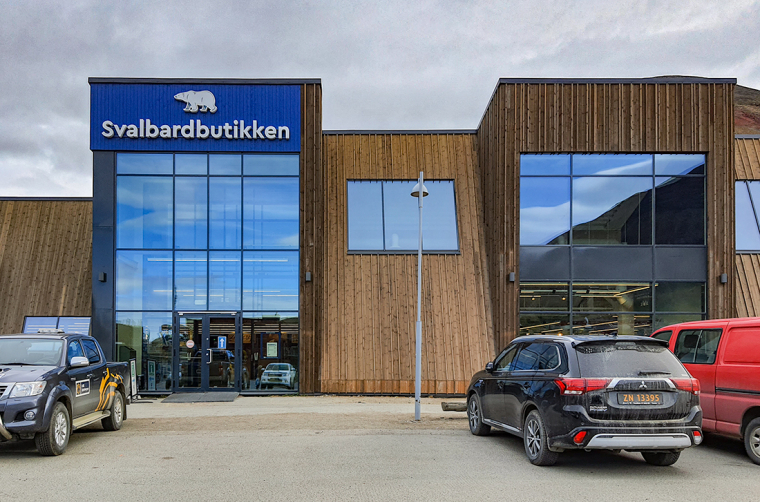 Svalbardbutikken, místo levnějších nákupů v Longyearbyenu