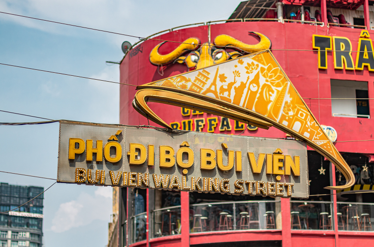 Bui Vien, ulice prostitutek a opilých backpackerů (před pandemií)