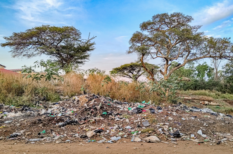 Odpadky v africké buši